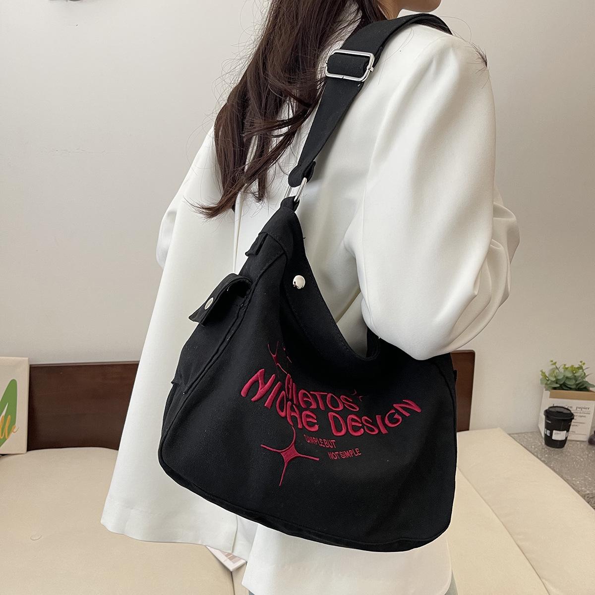 

Женская большая вместительная сумка через плечо из японского вышитого холста чёрный