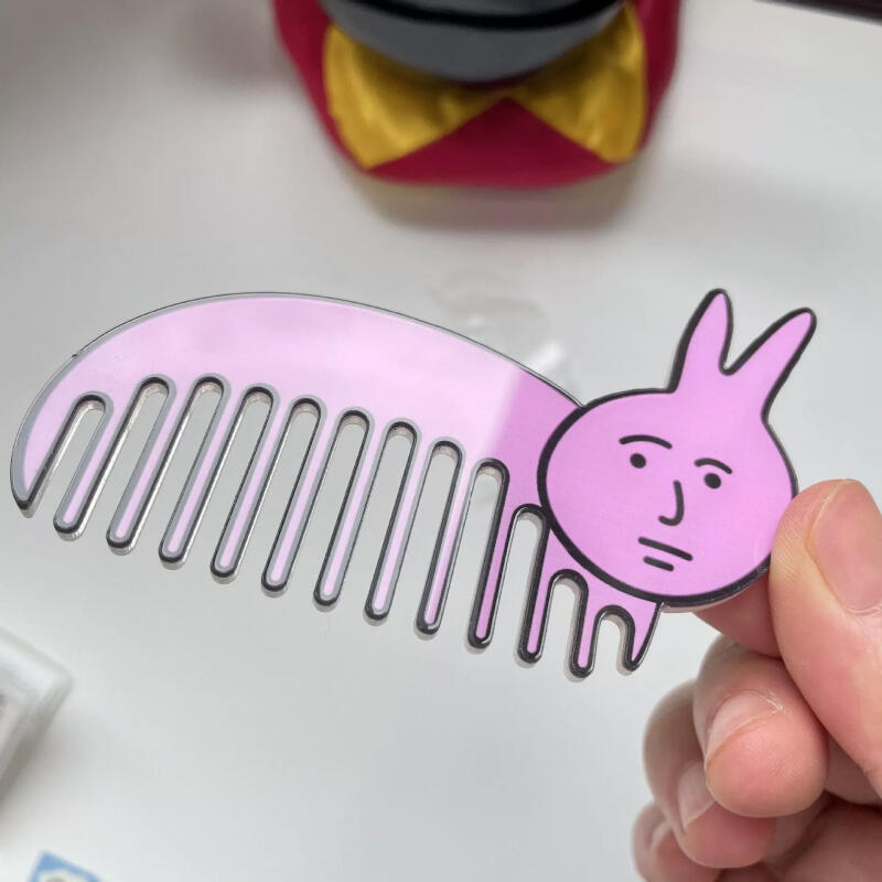 

A useless gift for a friend, a mini hair comb. What should I do Rabbit comb