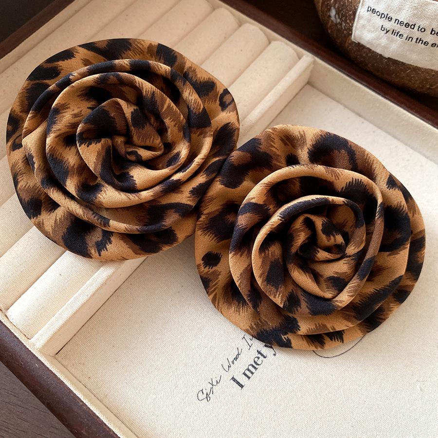 

Silver needle fabric leopard print flower earrings European and American temperament versatile earrings light luxury high-end earrings design sense