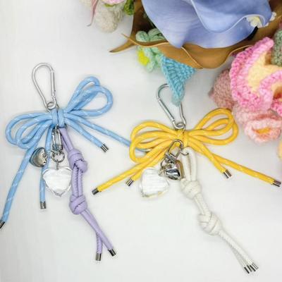 Bunter gestrickter Herzschleifen-Schlüsselanhänger Handy-Taschenanhänger mit PU-Kordel