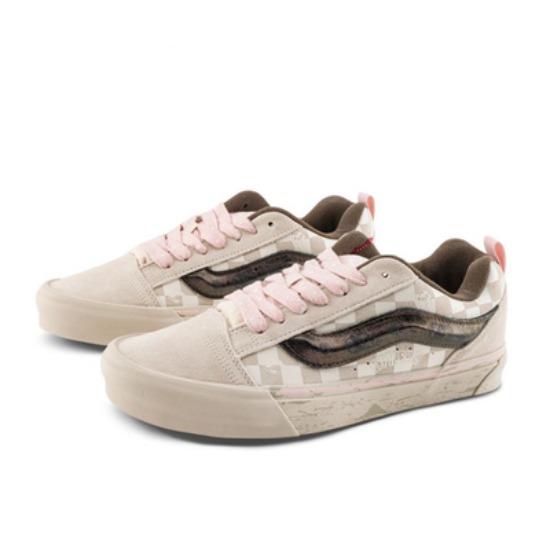 POP MART x Vans Knu Skool Tênis de Skate Unissex Bege Claro VN000EE6H11