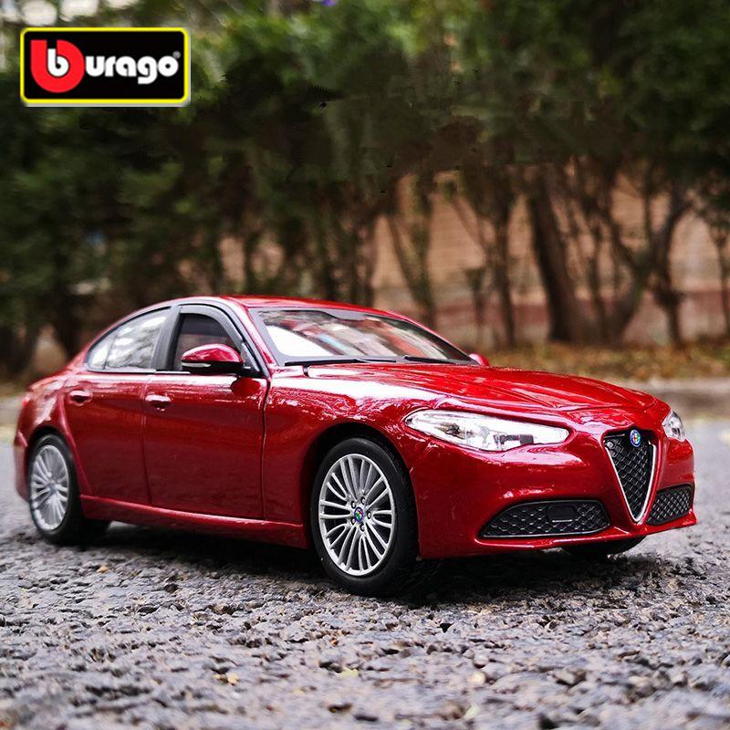 Bburago 1:24 Alfa Romeo Giulia Coupe Alloy Sports Car Model Diecast Metal Luxy Vehicle Car Model High Simulation Collection Gift