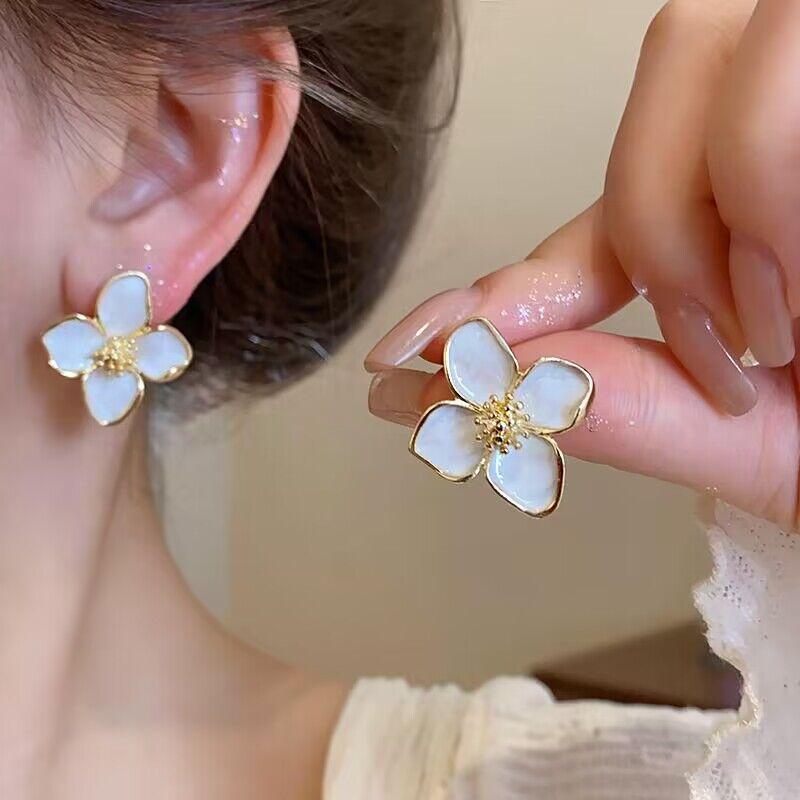 Fashion Korean Women Retro White Flower Earrings Sweet Metal Delicate Stud Earrings for Female Zircon Party Jewelry Accessories