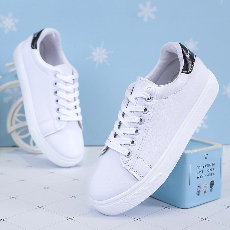 Интернет-знаменитость маленькие белые туфли женские 2025 новая мода корейская версия уличная съемка студенческие на плоской подошве иностранный стиль показывают ноги маленькие женщины