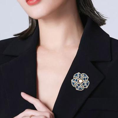 Women Brooch Pin, Camellia Design Lapel Pin with Imitation Pearl Rhinestones Inlaid, Decorative Accessory for Sweaters Dresses Suits Hats