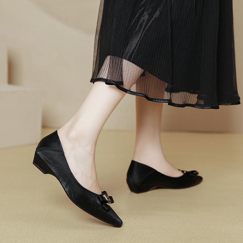 Square head low-heeled single shoes, shallow mouth, new women's shoes, soft leather, two bow-tied thick-heeled shoes.