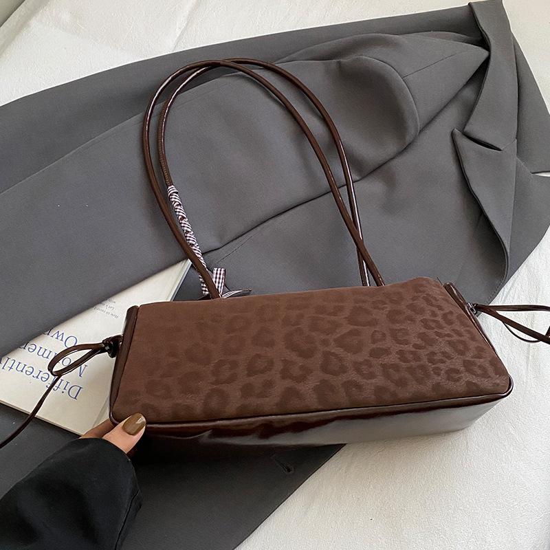 

Foreign style large-capacity retro 2025 leopard print pendant, baguette, sweet and cool, simple and fashionable commuting, European and American unde