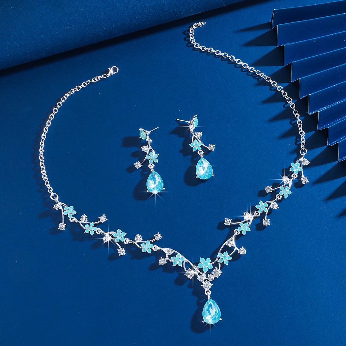 European Light Luxury Crystal Flower Necklace  Earring Set - Elegant Jewelry for Banquets, Parties  Brides.