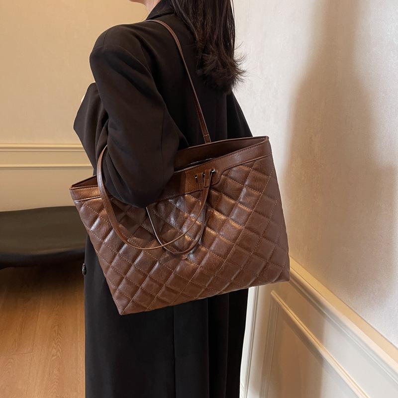 This Year, Large-capacity Tote Bags Are Popular. 2025 Winter New Simple Retro Handbags Are Fashionable and Versatile Shoulder Bags.