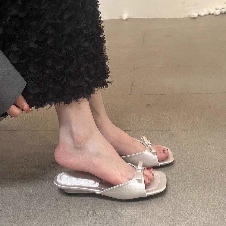 

Французские крутые шлепанцы на низком каблуке женские летние 2025 новые модели с юбками, танкетки, фея, пляжные сандалии на одном ремешке 40 серебряный