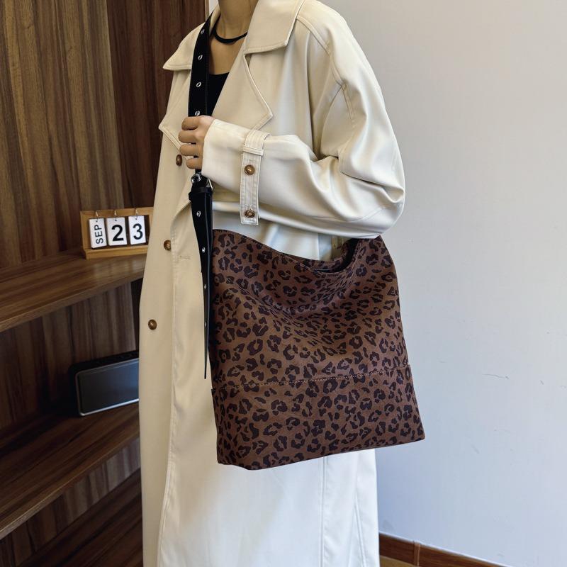 Popular leopard print large-capacity bag women's new autumn and winter versatile messenger bag commuter shoulder tote bag