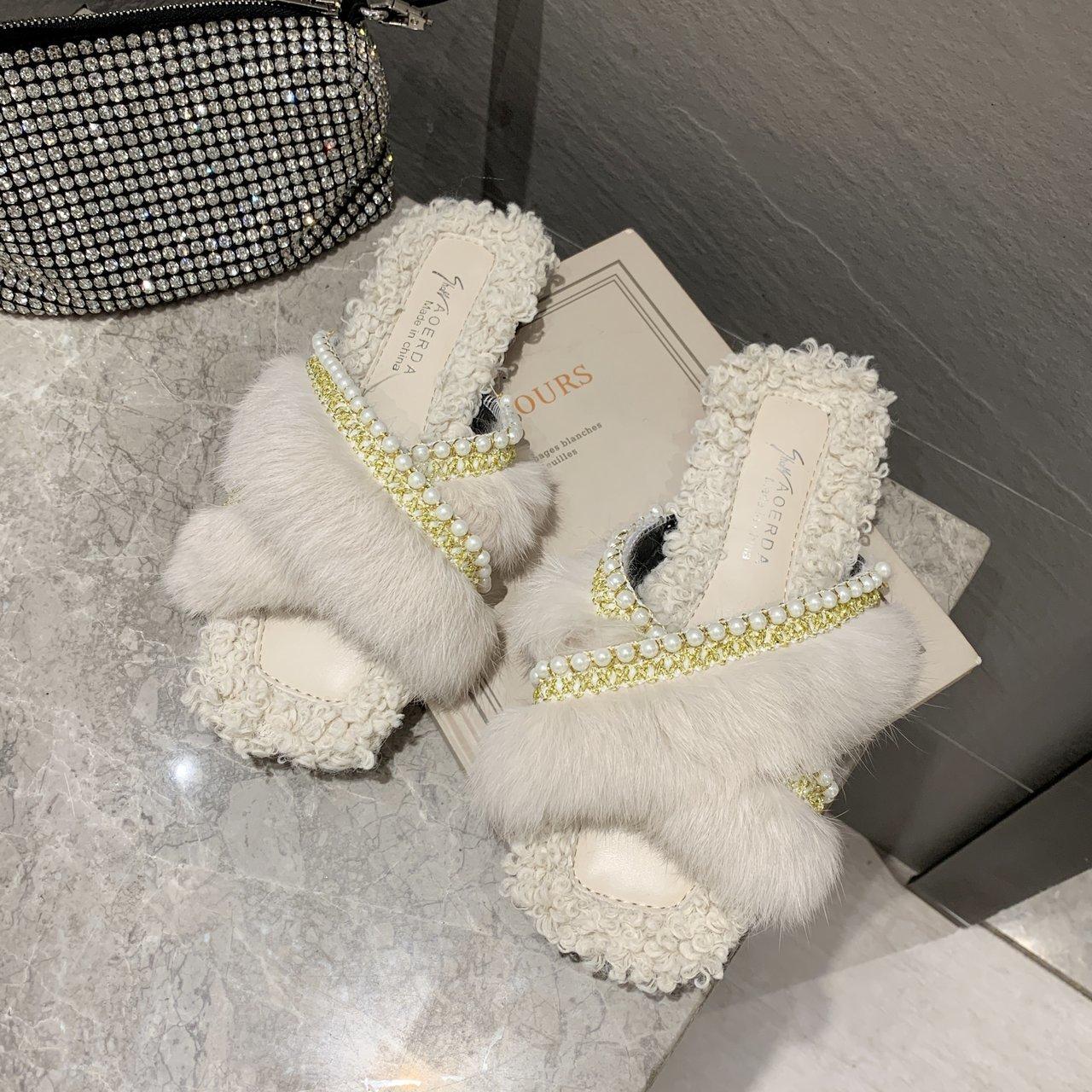 

Интернет-знаменитость жемчужные тапочки для волос женские 2025 новый корейский модный толстая подошва плоская подошва тапочки на одном ремешке шерстяные хлопковые тапочки 40