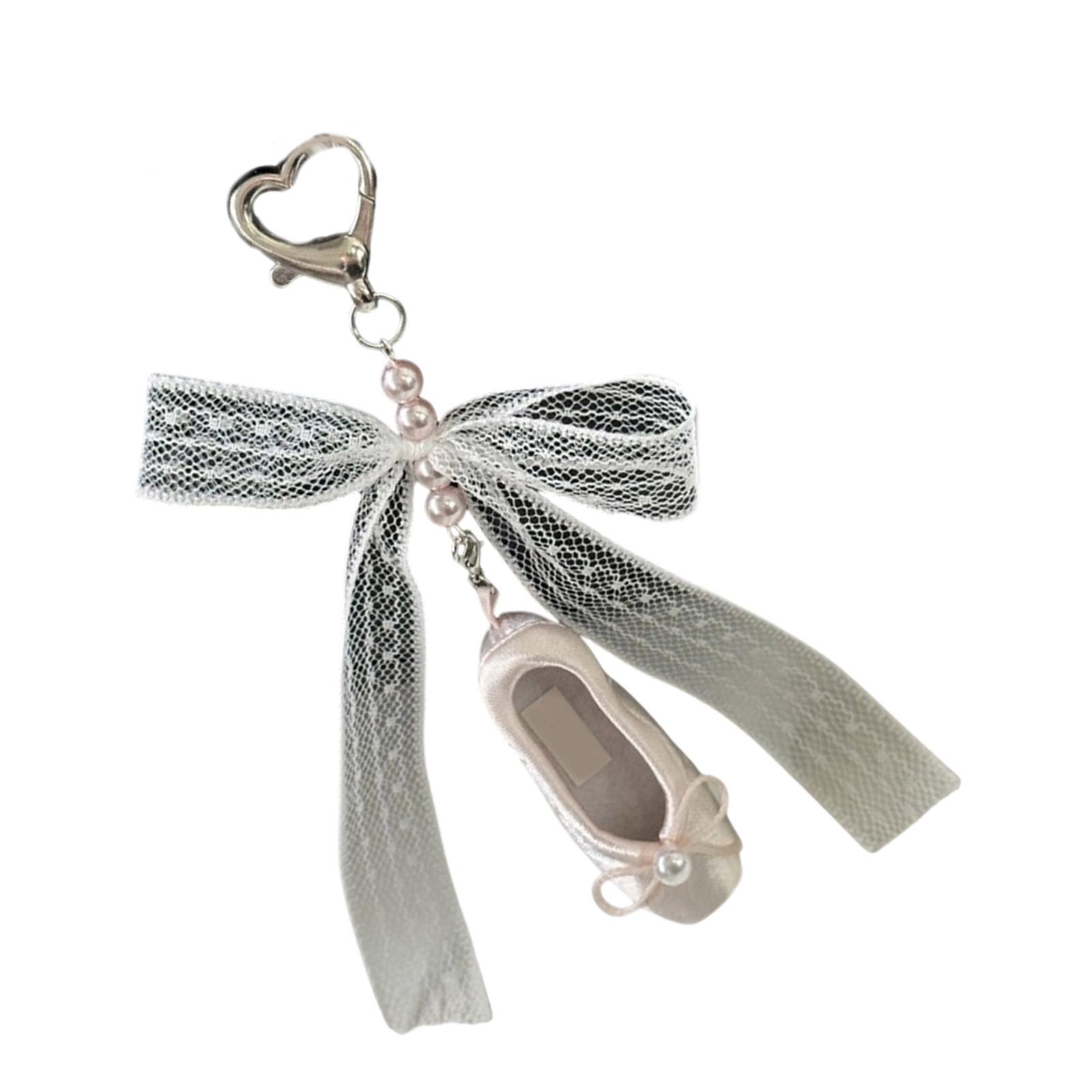 

Нежная подвеска в виде балетной туфельки с кружевом и жемчугом, идеально подходит для модных сумок или в качестве продуманного подарка 1