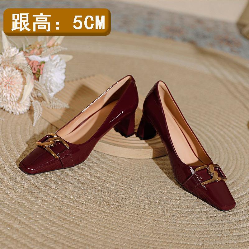

French thick heel high heels women s red wedding shoes 2025 new spring and autumn women s shoes metal buckle square head medium heel single shoes 34 бордовий