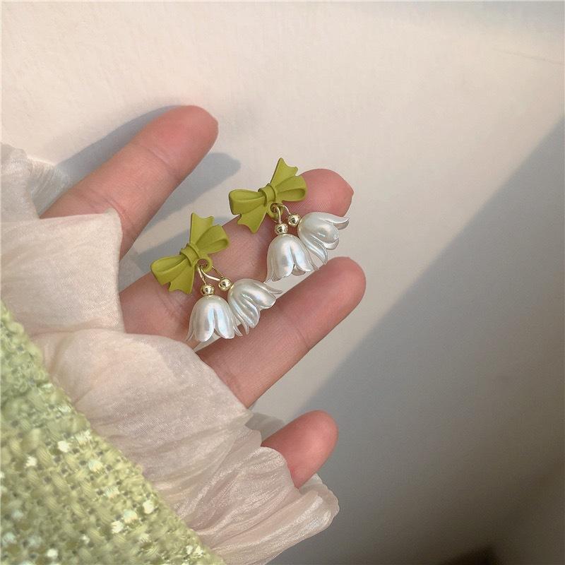 LATS 2025 Asymmetry Imitation Zircon Gardenias Stud Earrings for Women Girl New Fashion Flower Temperament Zircon Accessories