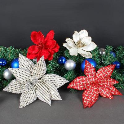 Dreischichtiges Weihnachts-Kunstblumenarrangement mit Kranz und Rattan-Accessoires