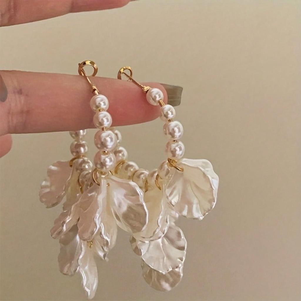 1 Pair of Lovely Pearl Shell Petal Tassel Hanging Earrings for Women, Gold Imitation Pearl Tassel Earrings, Suitable for Daily Wear