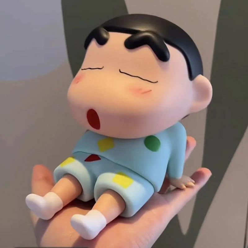 Supporto per Telefono Crayon Shin-Chan, Ornamenti da Scrivania Kawaii Anime, Cartone Animato Guardare la TV, Supporto per Telefono Bambola Carina Decorazioni Giocattoli Regali