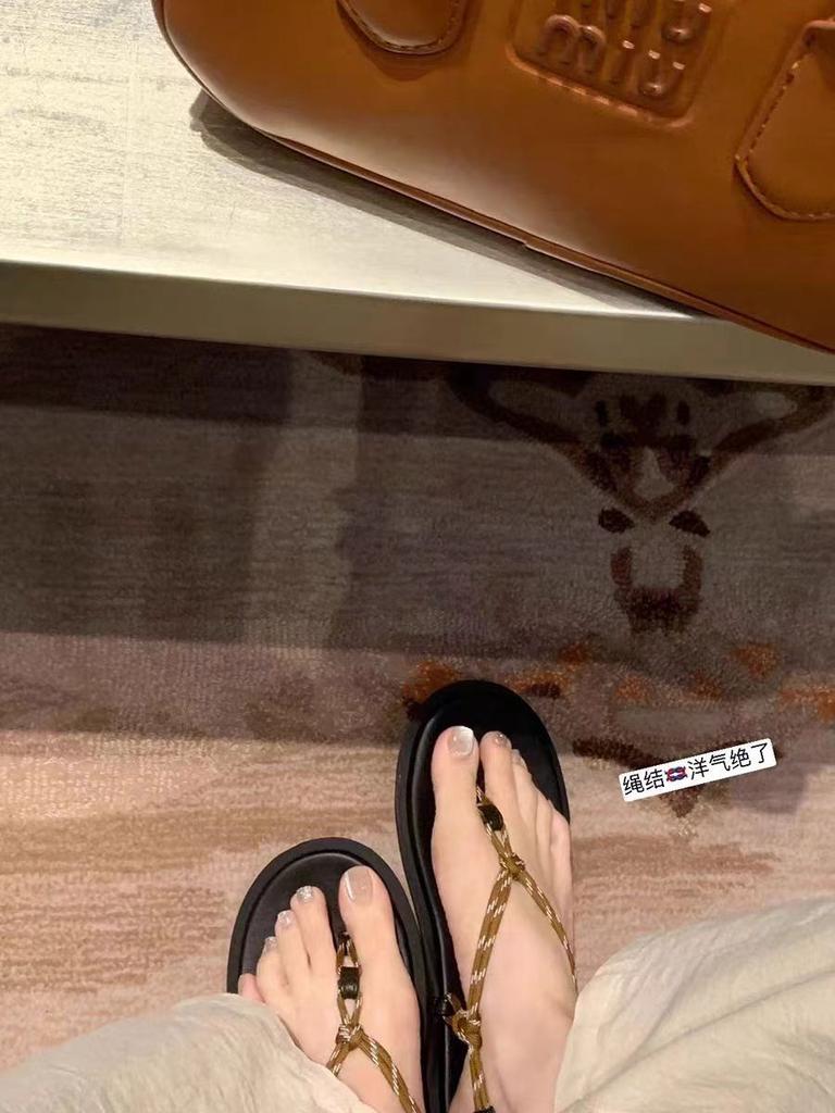 Grape mother Internet celebrity with the same sparkling rhinestone flat bottom rope knot versatile toe wearing flip-flops female beach wind