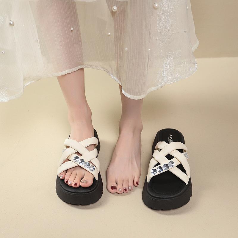 Kühlende Hausschuhe mit dickem Boden für Damen-Oberbekleidung Sommer neue Mode vielseitig hochwertiges Gefühl Strass Ein-Wort-Slipper