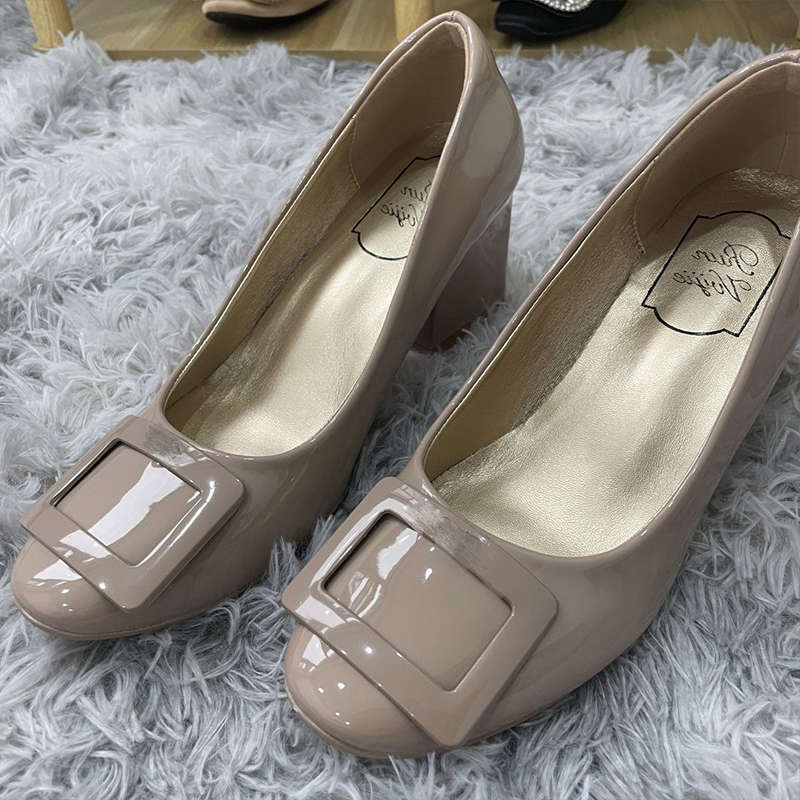 

Версия из мягкой кожи~ Однотонные туфли телесного розового цвета женские 2025 новая осень классическая квадратная пряжка лакированная кожа универсальный толстый каблук для работы женские туфли 40