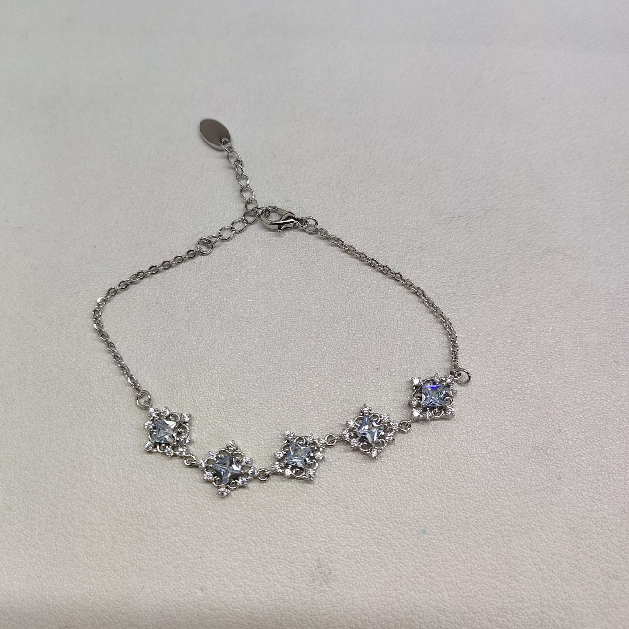 

Супер блискучий циркон ромбоподібний квітковий візерунок браслет ретро придворний стиль темпераментний браслет легка розкіш мода високоякісна ювелірна прикраса