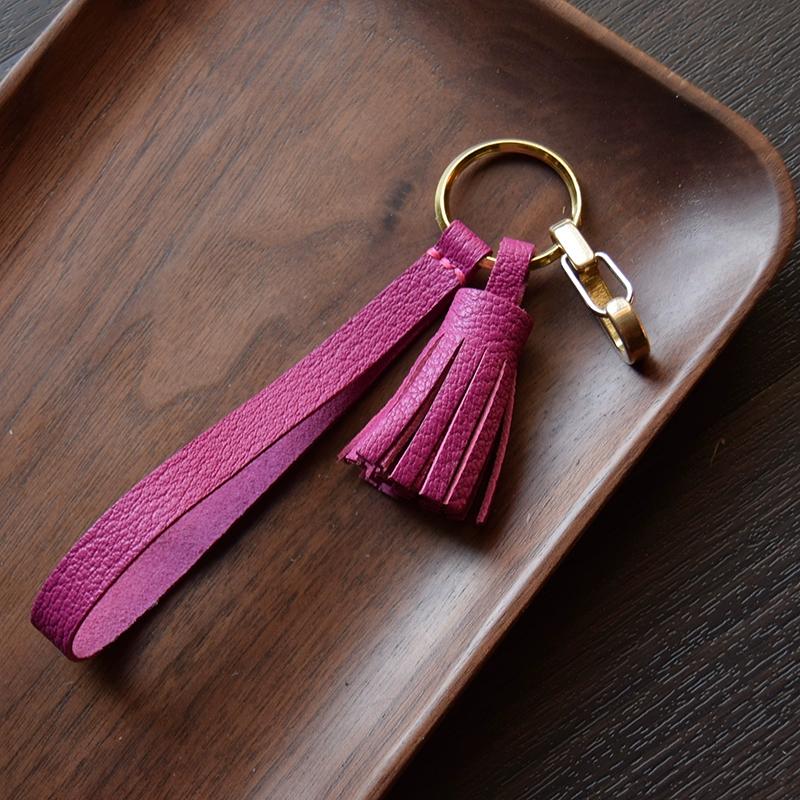 Originální francouzský kozí semišový ručně vyrobený střapec, přívěsek na klíče od auta, ozdoba dámské kabelky, zakázková dárková klíčenka.