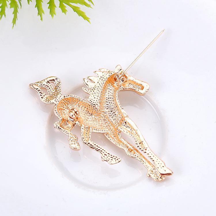 Men's Galloping Horse Brooch: European & American Trend, High-Quality English Style Alloy for Fashion Suits