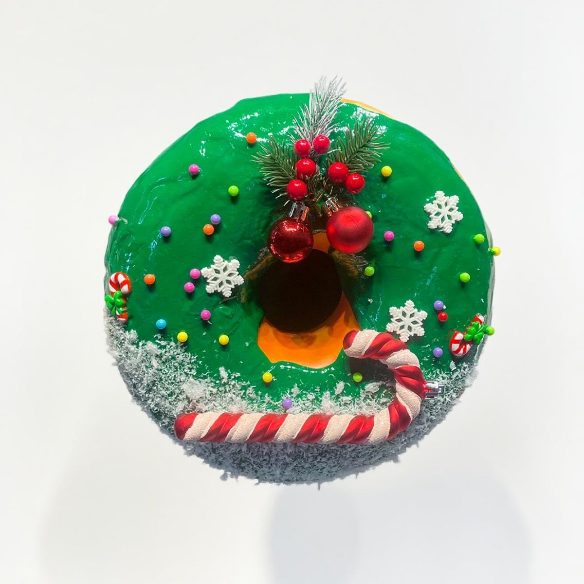 

Christmas oversized simulation donut decoration ornament model suitable for Christmas themed parties and Christmas scenes