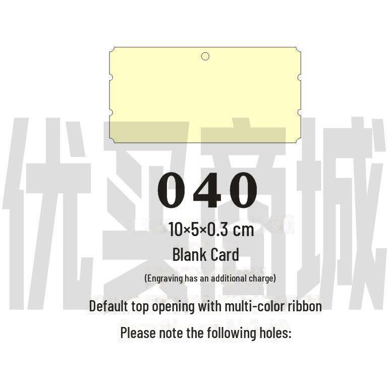 Gravovaná dřevěná karta s přáním s prázdnou visačkou a závěsnou cedulkou