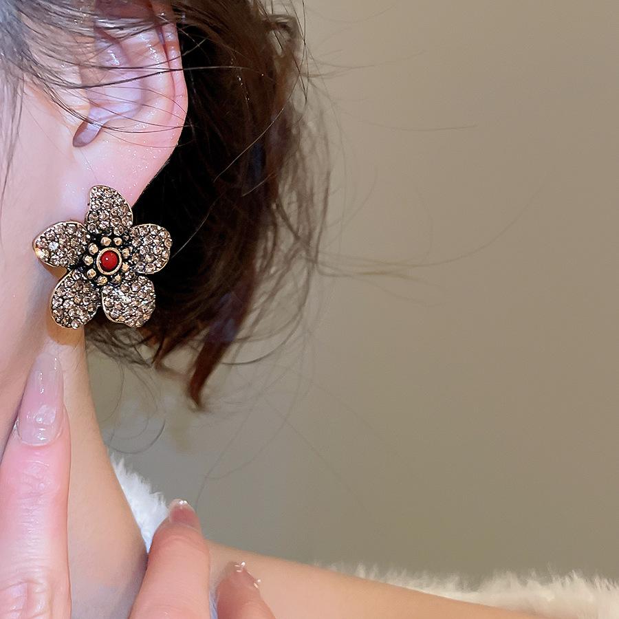 Elegant Diamond-Studded Flower Earrings: Silver Needle Retro Style for High-End Fashion