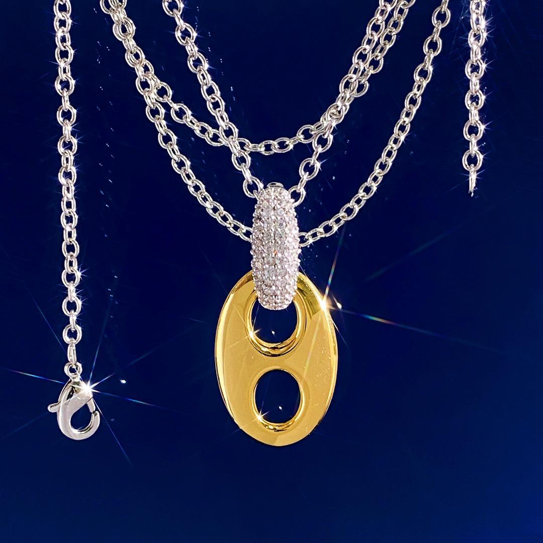 

Блестящее металлическое ожерелье-подвеска овальной формы «пятачок» с цепочкой-кольцом из стразов золотой