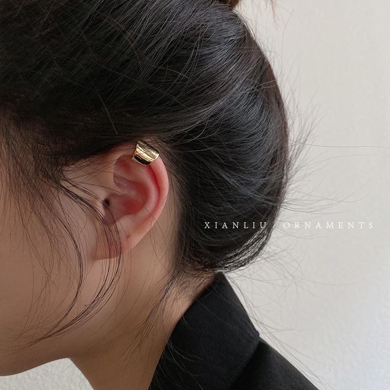 Elegant Retro Hong Kong Style Ear Cuffs: Minimalist, Fashionable Clip-Ons for Unpierced Ears.