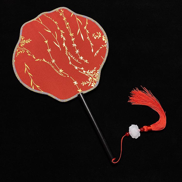 Éventail rond en soie rouge Hanfu ancien, orné d'un long pompon, pour la mariée.