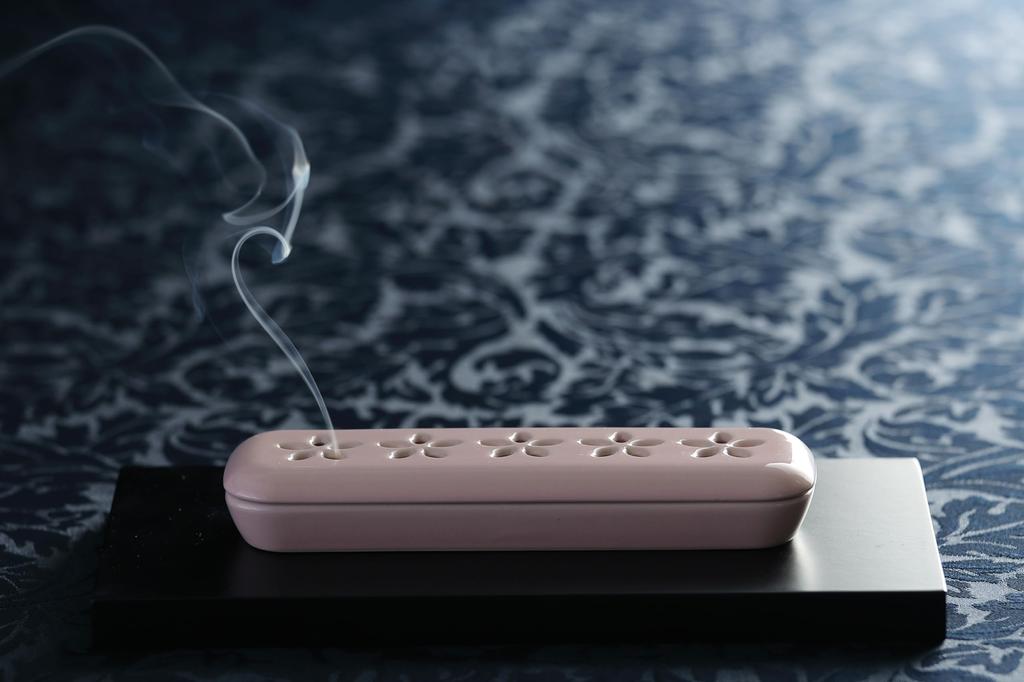 Incense holder Stylish cherry blossom design incense Healing incense holder that can be placed Incense Buddhist altar Ceramic product with safety in