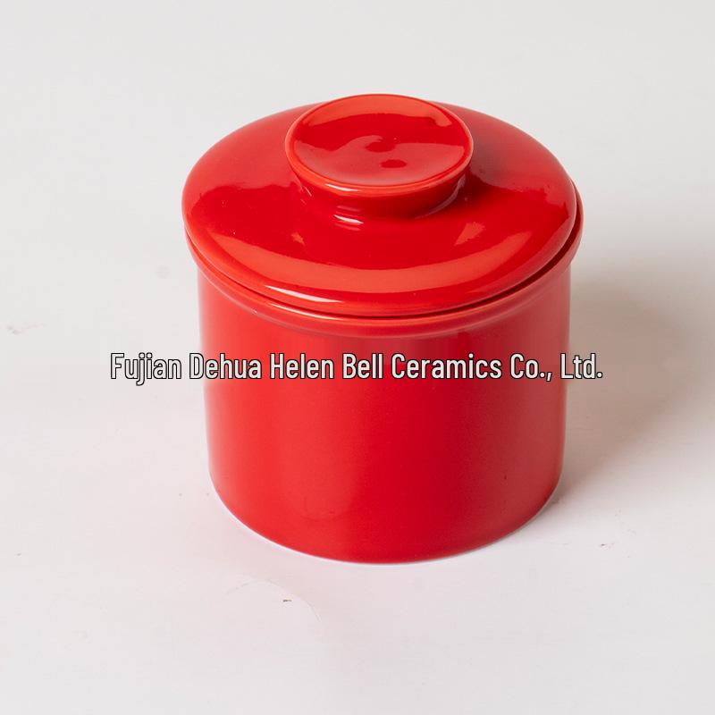 

Простая однотонная керамическая масленка с крышкой - бытовой контейнер для хранения масла красный