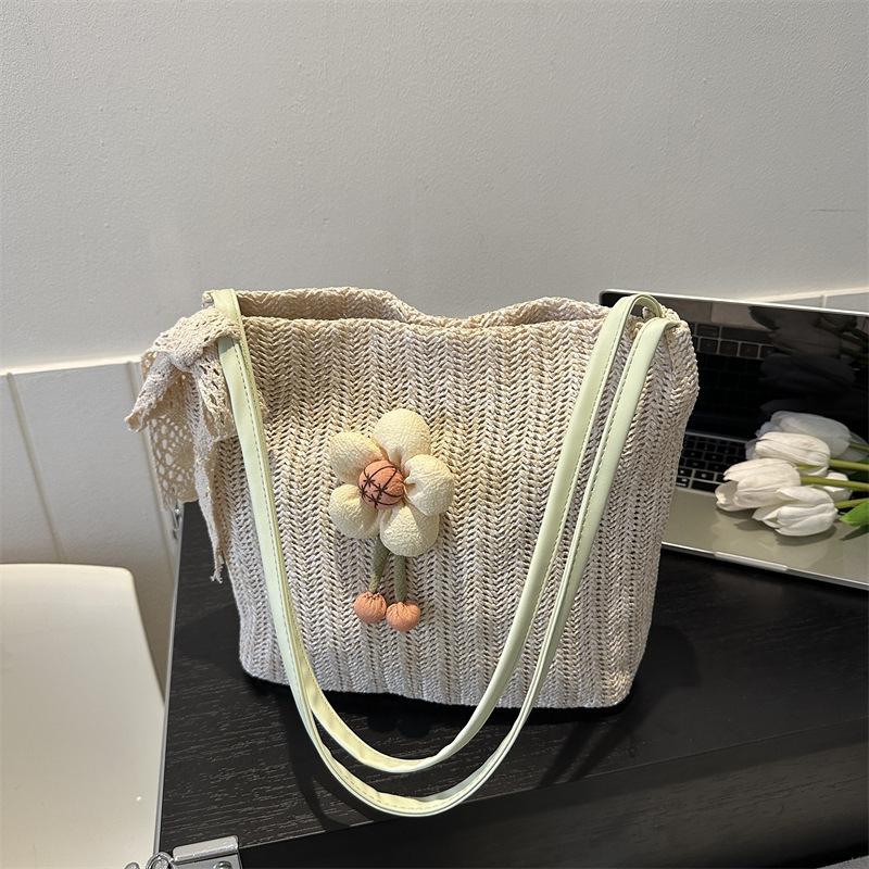 

Straw bag summer new product bucket bag girl heart niche casual woven beach bag