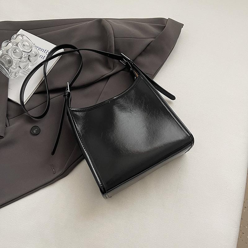 Premium feeling hand carrying bucket bag women's Korean version fashion versatile shoulder bag 2025 spring and summer new simple casual women's bag