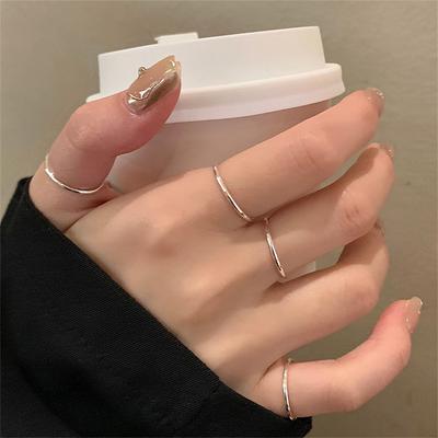 Minimalistyczny styl, cienki pierścionek, design light luxury, pierścionek na palec wskazujący, spersonalizowany zestaw, trend pierścionków.