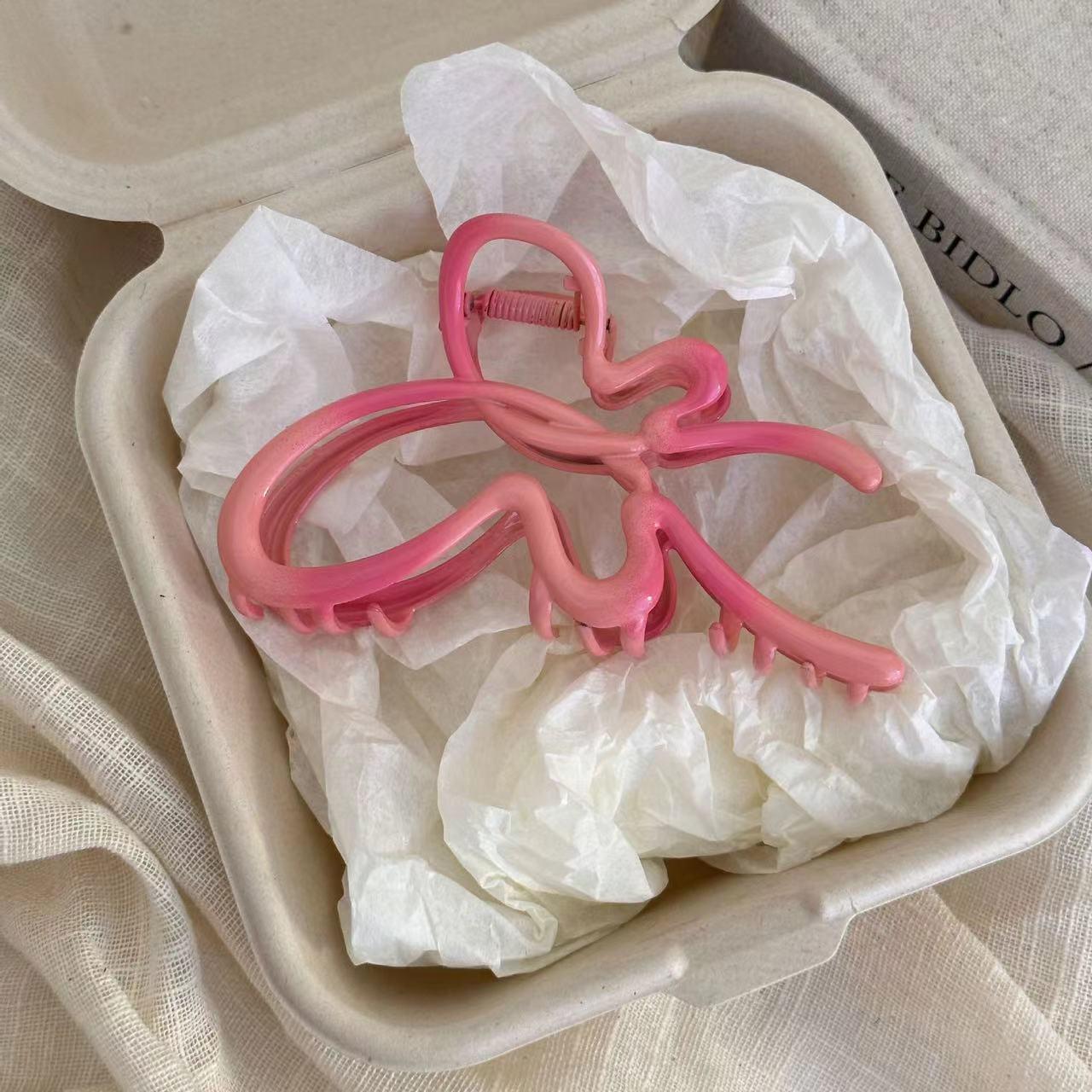 

2024 Gradient Butterfly Cutout Hair Clip: French Style