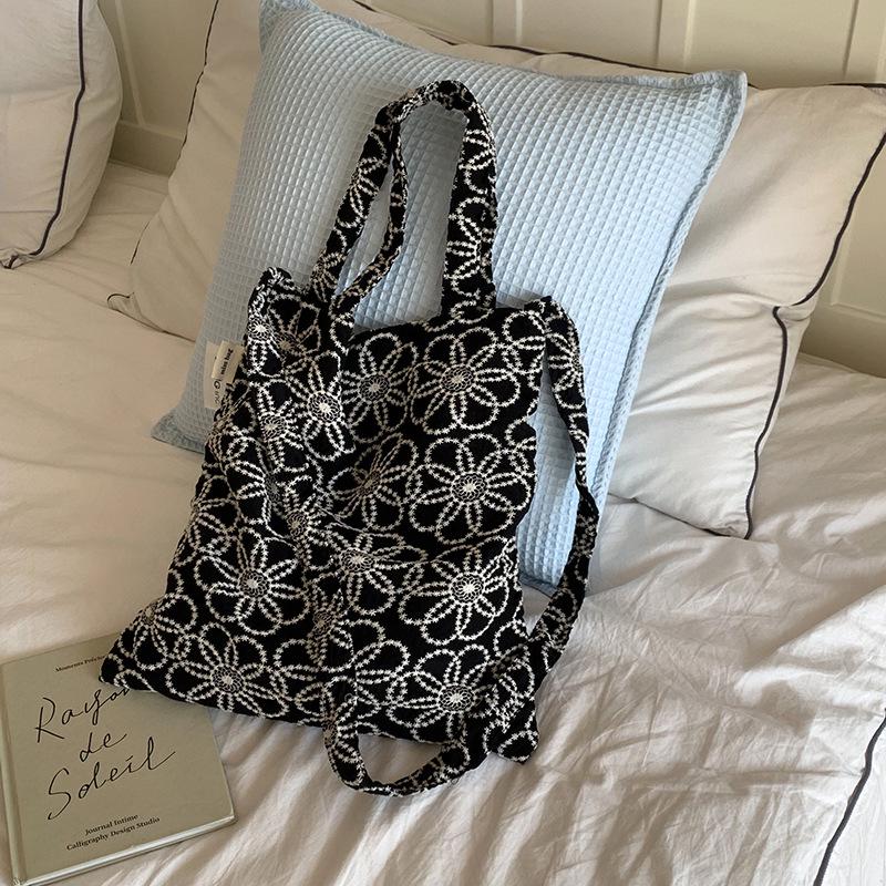 

Women s Floral Embroidered Crossbody Bag - Small, Versatile Shoulder Handbag for Everyday Use чёрный/цветочный