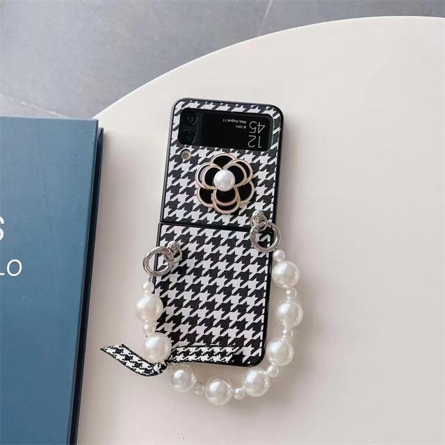 Chic And Elegant Leather Camellia Phone Case For Samsung Galaxy Z Flip 3 Z Flip 4 With Portable Pearl Bracelet Cover Women Girl