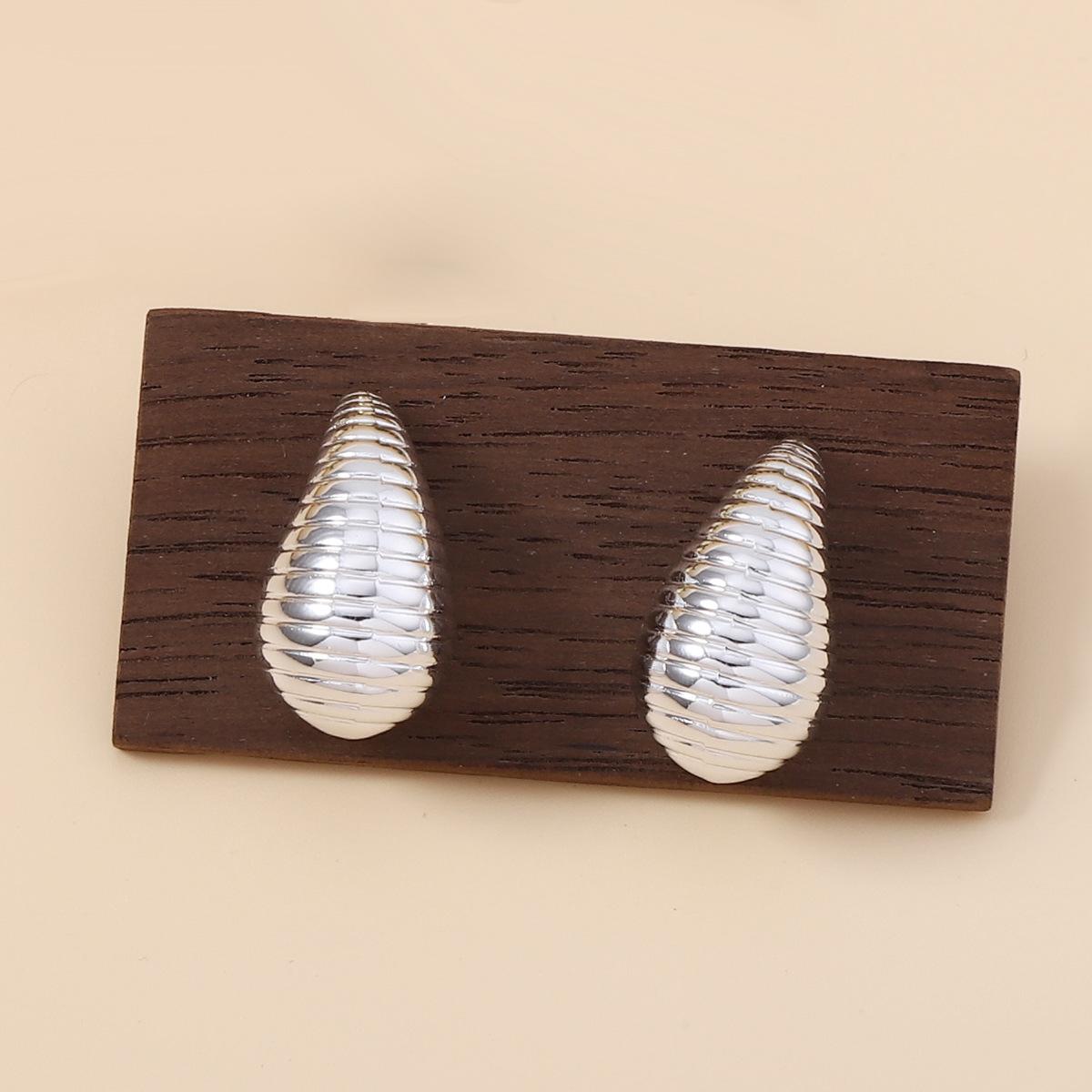 

Fashionable chubby water drop versatile carved line stud earrings, exaggerated and light luxury irregular metal spiral pattern earrings