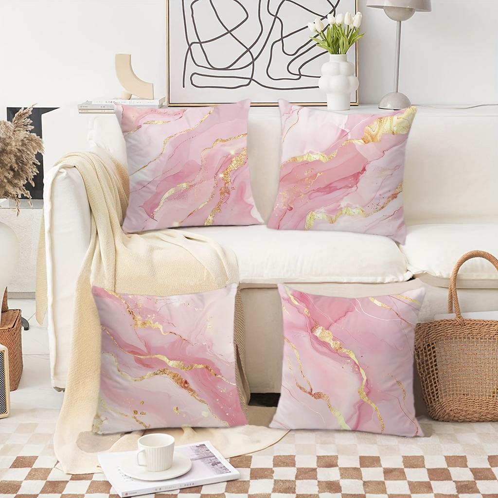 Set aus 4 dekorativen Kissenbezügen mit einem Roségold-Marmor-Design, hergestellt aus weichem Polyester mit einem abstrakten geometrischen Muster. Ideal für die Verbesserung
