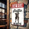 Vintage Staffie Auf Patrouille Metallschild 8x12 Zoll Rustikales Bauernhaus Wanddekor Humorvolle Warnplakette