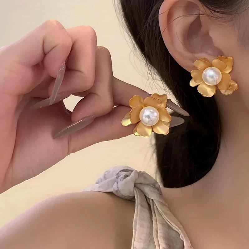 Pearl Earrings Women's High-end Earrings Ear Jewelry High-end Stud Earrings Niche Design Light Luxury