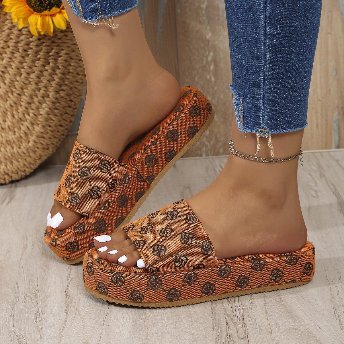 

Большие женские тапочки на платформе, новинка 2024 года, вышитые тисненые повседневные женские классные тапочки с одним словом 43