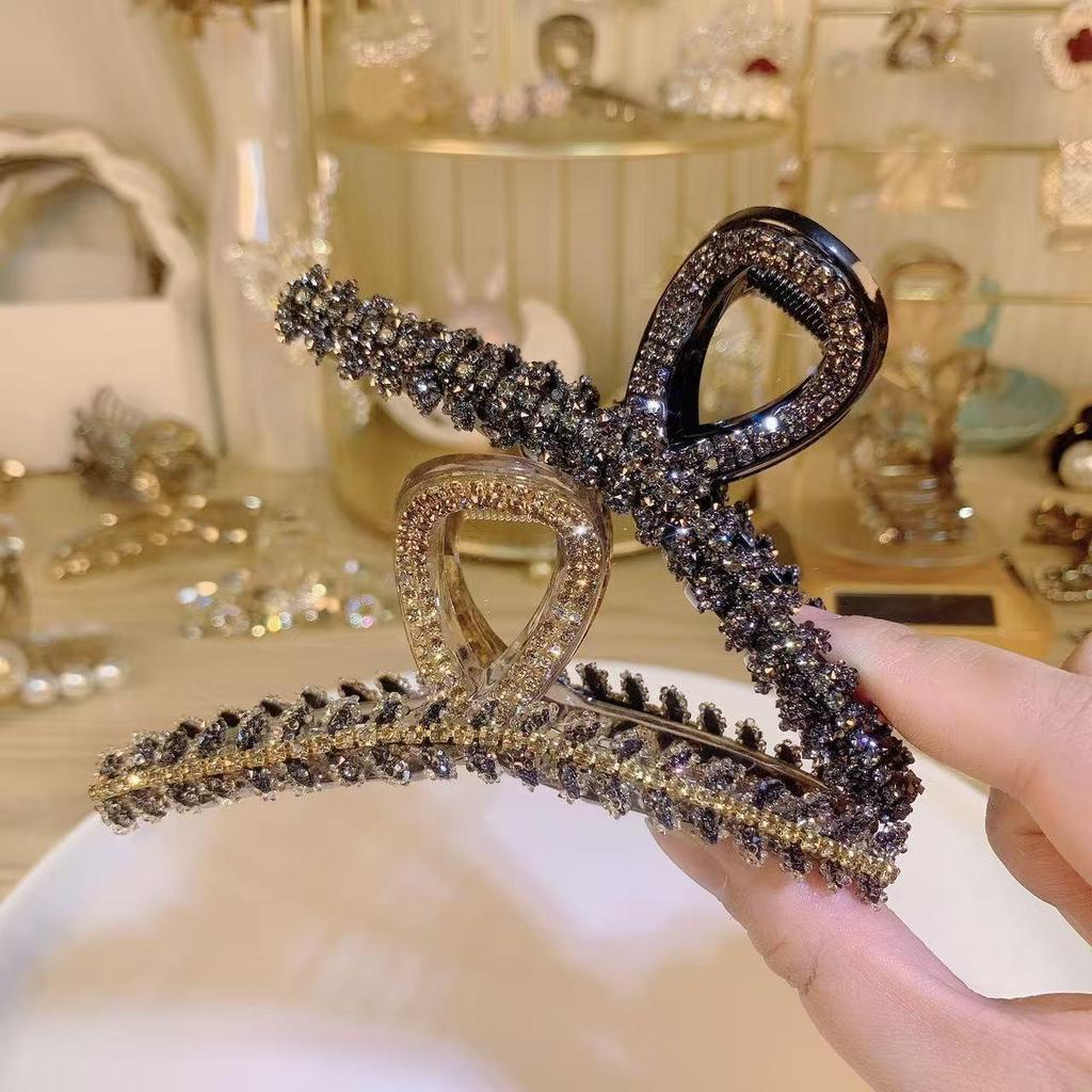 Stylish Wheat Ear Claw Clip: Sparkling Full Diamond Chain Hairpin for Elegant Women's Hairstyles