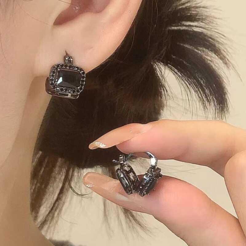 Exquisite Geometric Flower Diamond Stud Earrings - Light Luxury Fashion Style