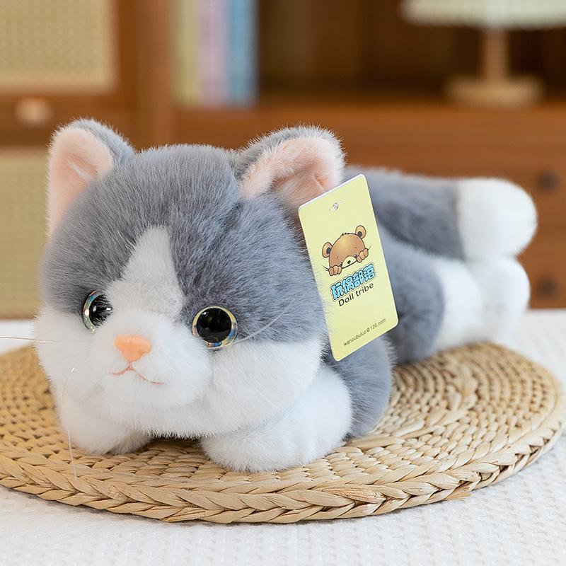 

Утешительная плюшевая подушка в виде лежащего котенка – мягкая, милая и идеальная в качестве подарка на день рождения или компаньона. 30 cm